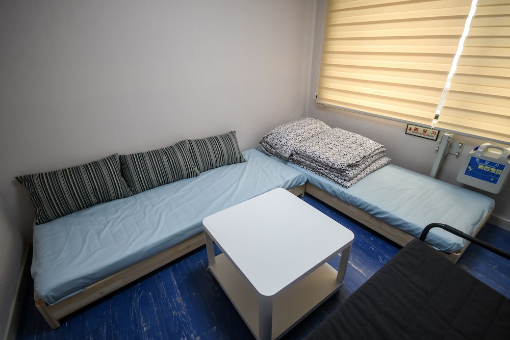 Bluehum Guesthouse - Hostel 12/16