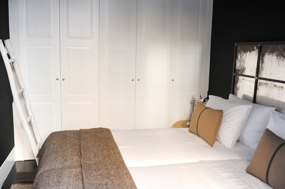 ROOM, QUADRUPLE
