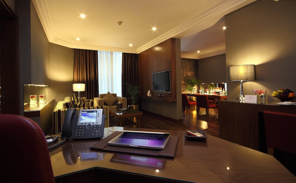 كراون بلازا الرياض منهال(Radisson Blu Hotel and Convention Center, Riyadh Minhal) 38/67