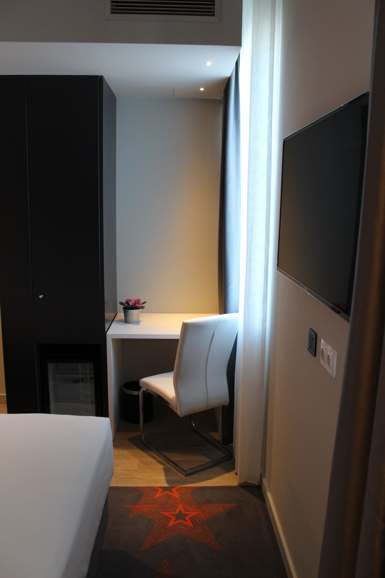 ROOM, TWIN BEDS, AIRPORT VIEW