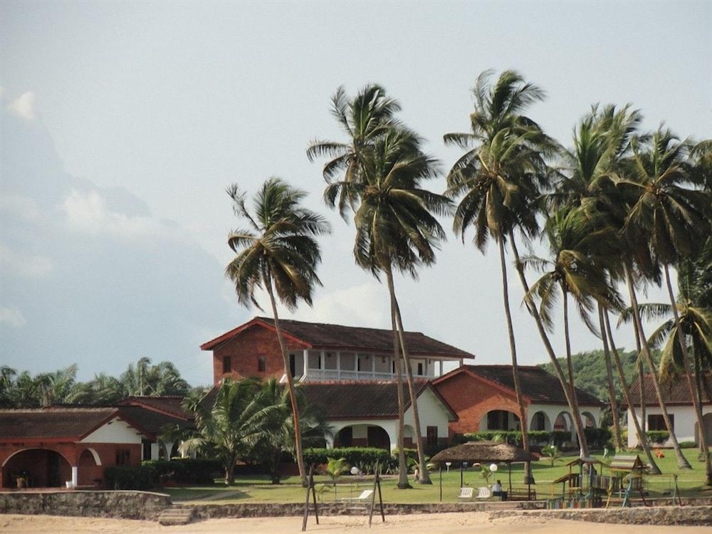 COCONUT GROVE BEACH RESORT in ELMINA