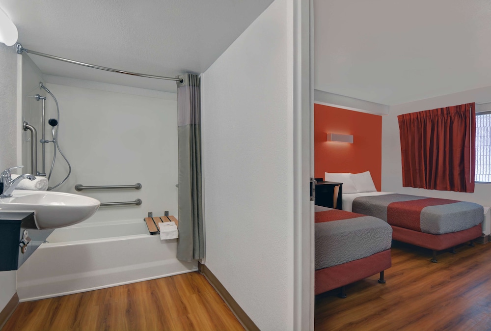 2 Queen Beds - ADA/Tub/Premium/Micfridge، Motel6 Cutler Bay, FL - Miami 7/10