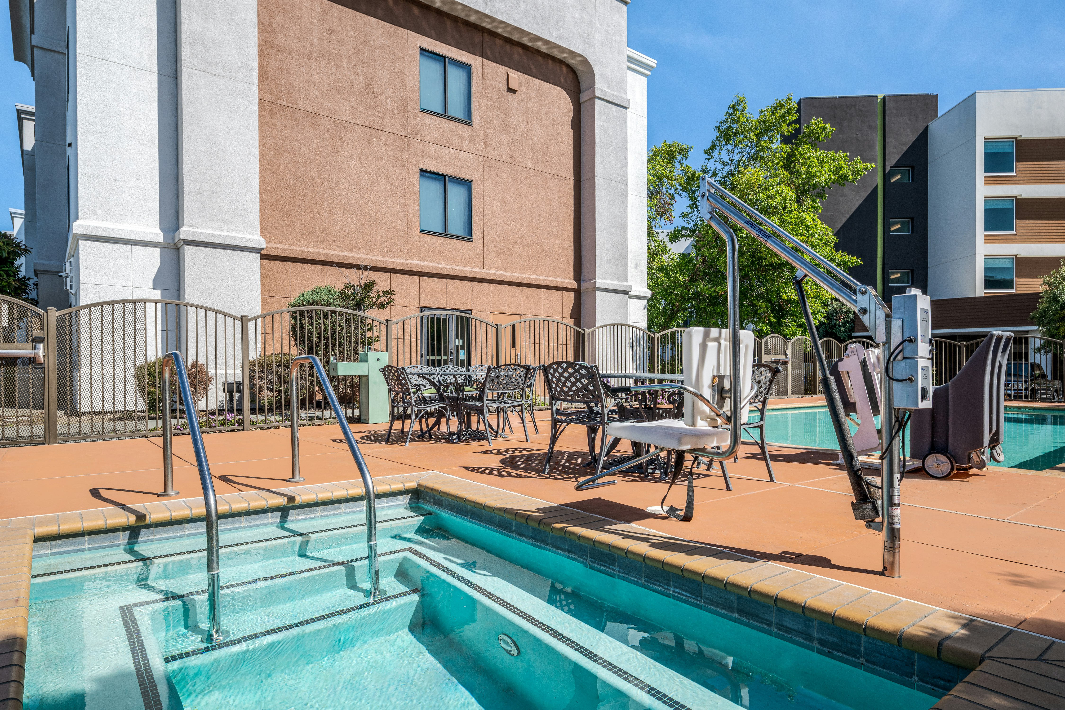 Hampton Inn Suites Oakland Airport 34/63