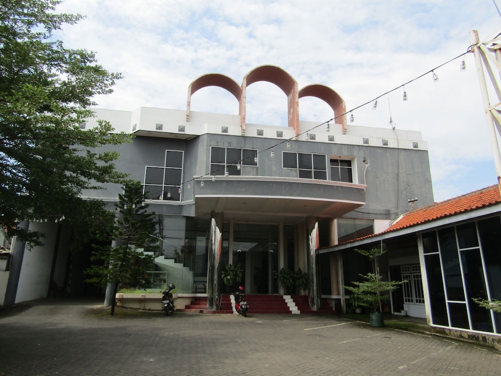 Hotel Kencana Jaya by ZUZU 1/50