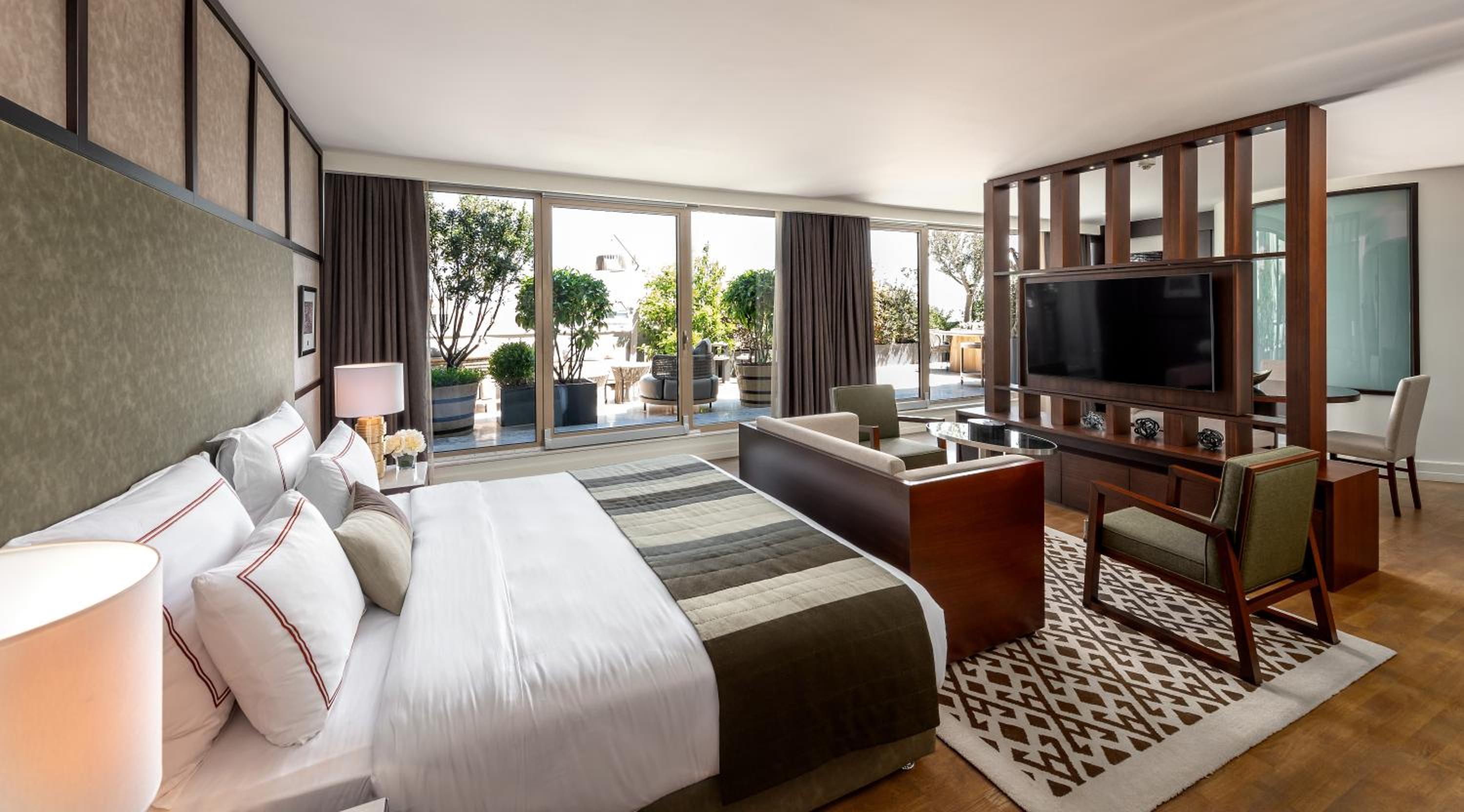 Suite, King Bed, Queen Bed