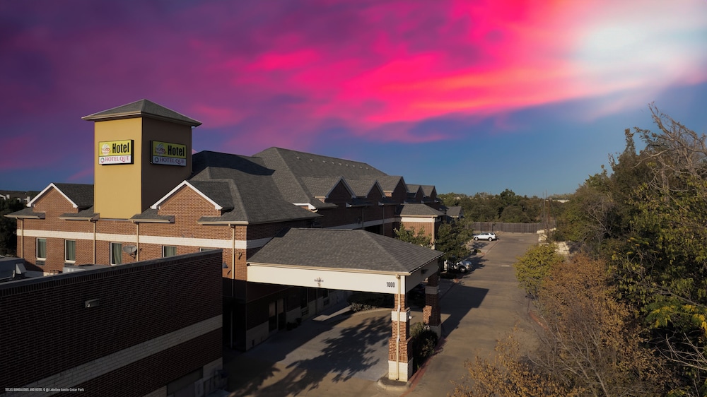 The Bungalows Hotel Event Center 56/61