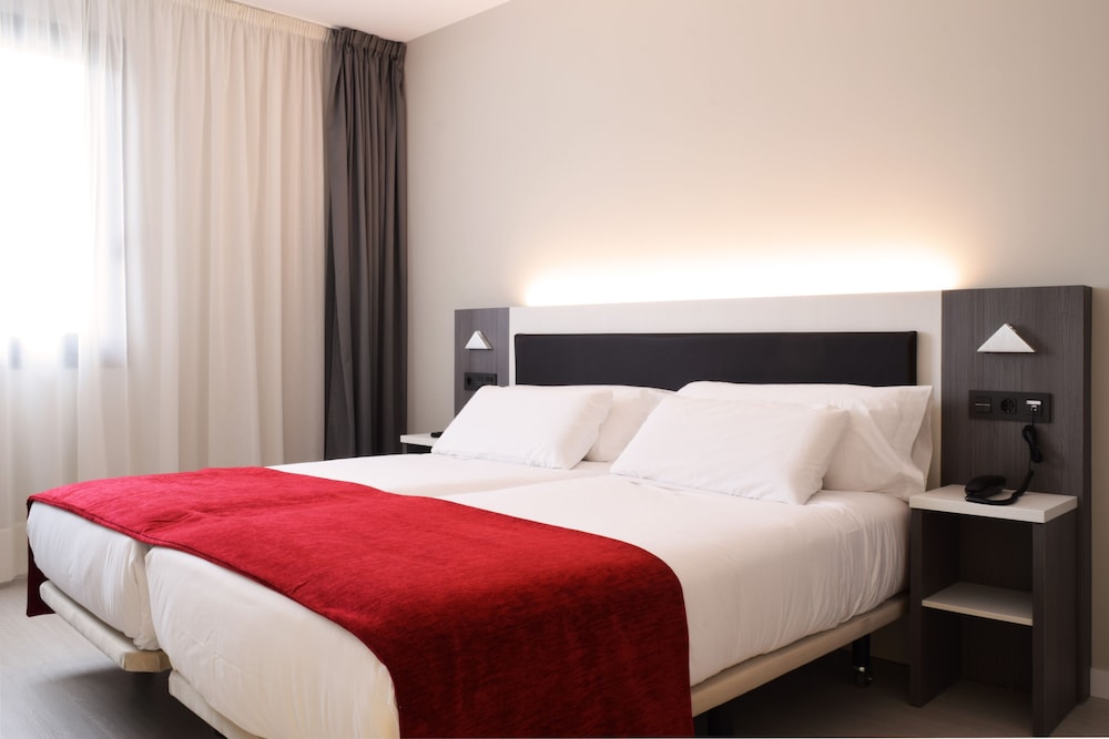 ROOM, DOUBLE BED