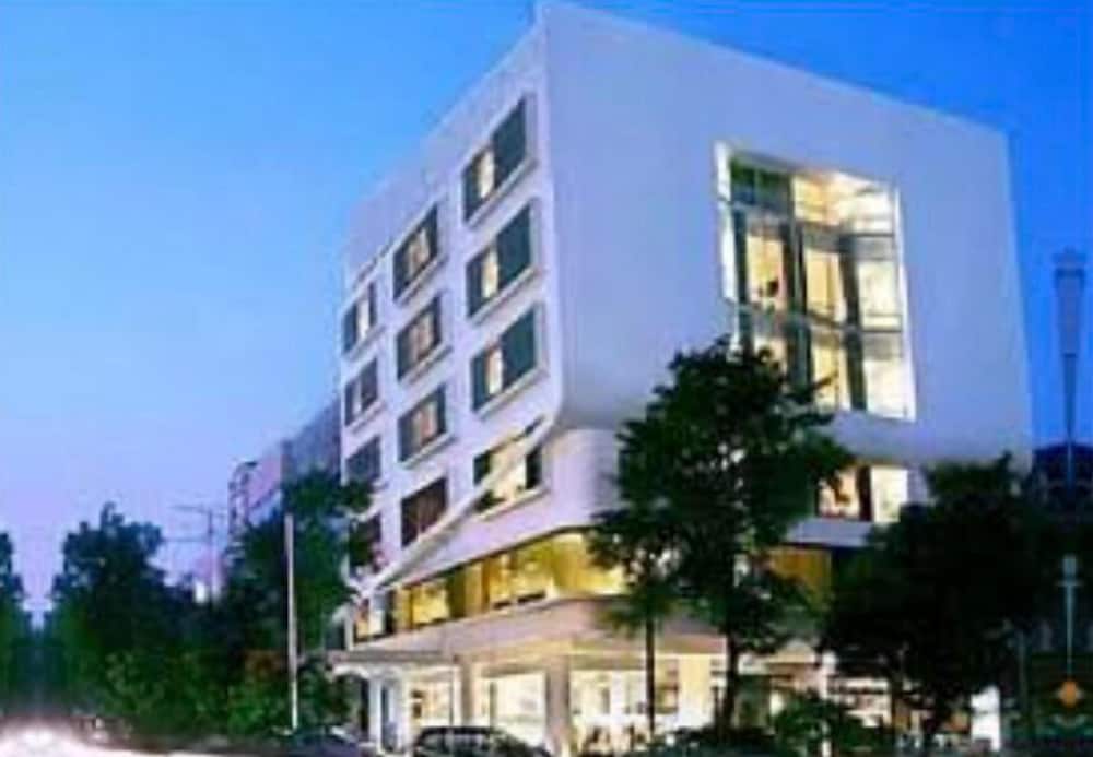 Maxone Premier Melawai in JAKARTA