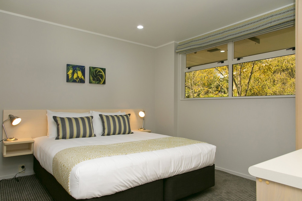 2 BEDROOMS, APARTMENT, LAKE VIEW