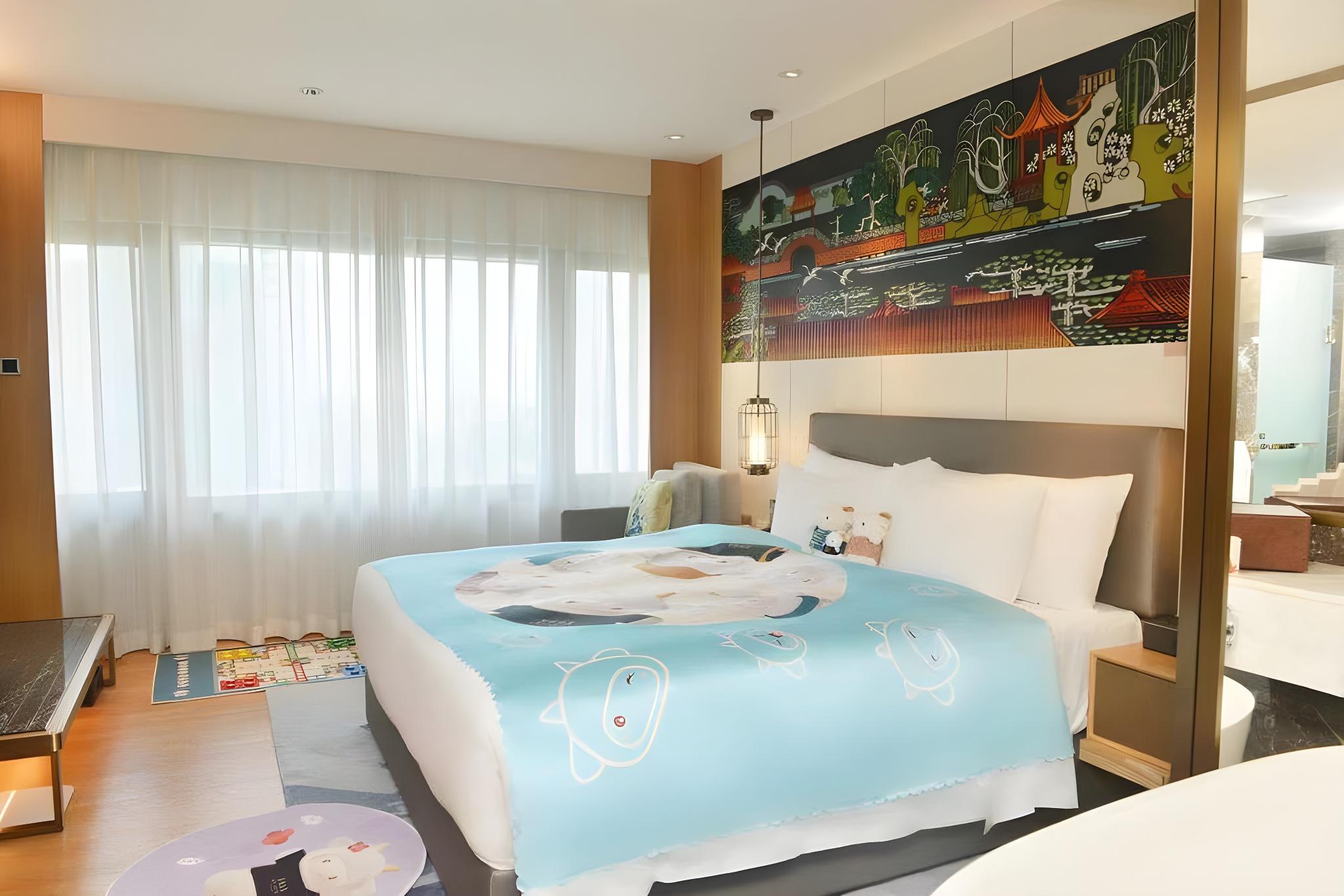 Theme, Queen Bed