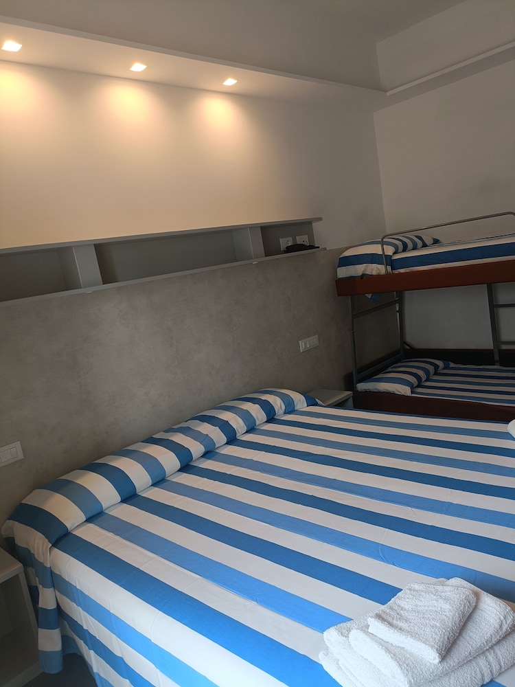 Hotel Ambasciata 7/36
