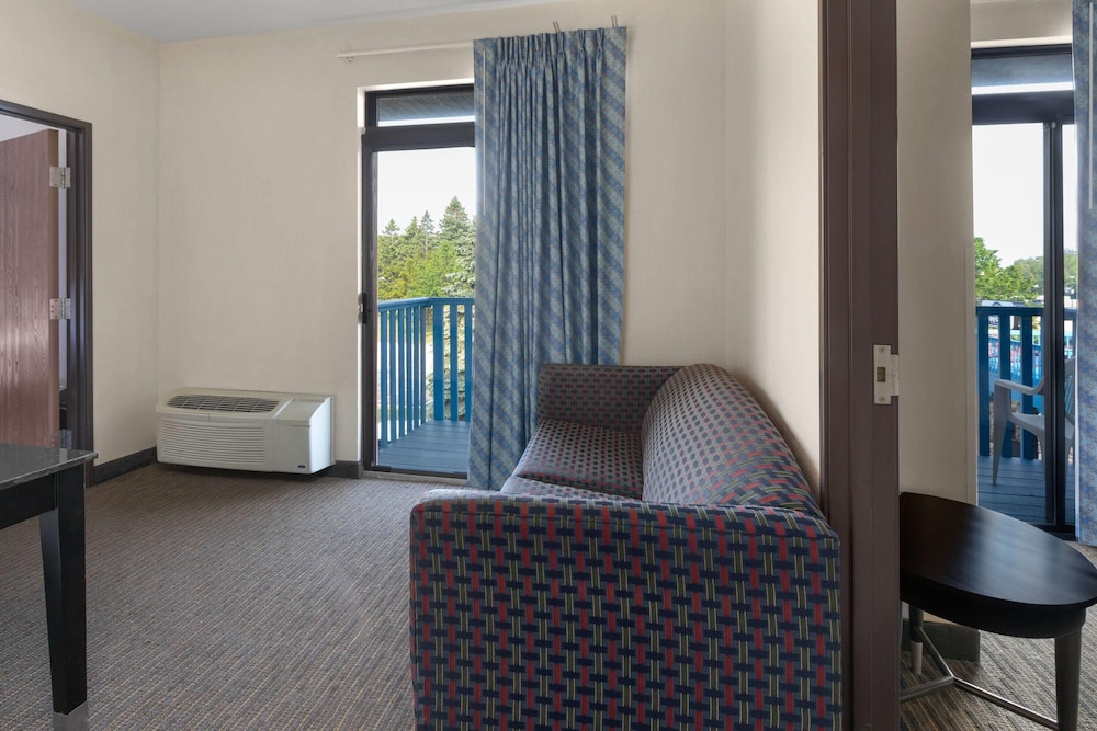 Days Inn by Wyndham Mackinaw City/Bridgeview Area 48/61