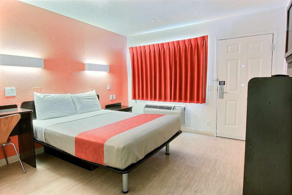 1 Queen Bed - ADA/Tub/Premium/Micfridge