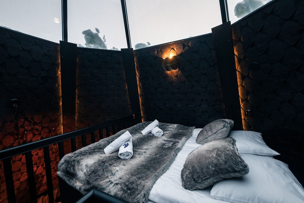 GLASS IGLOO, SUITE, QUEEN BED, 2 SOFA