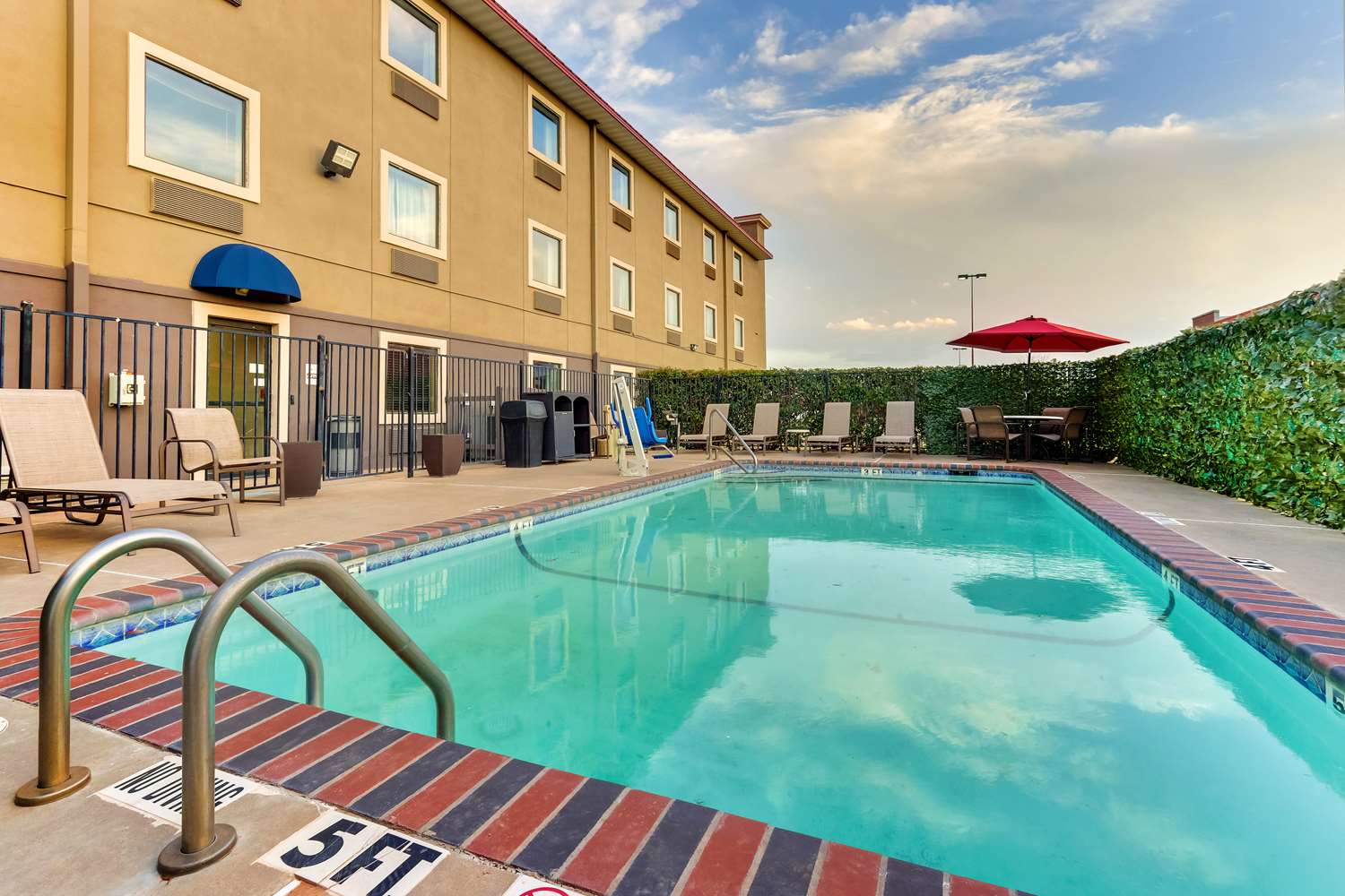 Best Western Plus University Inn and Suites 21/34