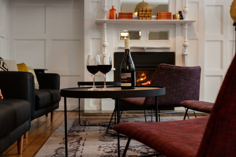 RYDGES HOBART 48/67
