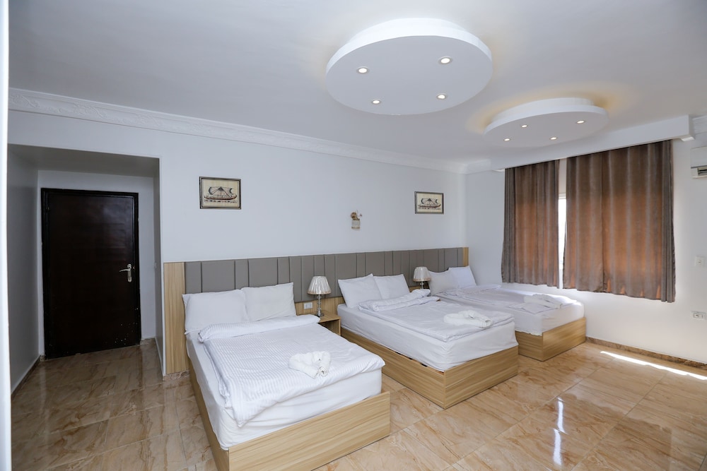 Three Giza Pyramids Inn 35/65