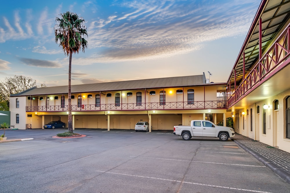 Prince of Wales Motor Inn 3/64