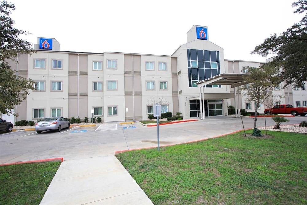 Motel6 San Antonio Tx Airport 52/60