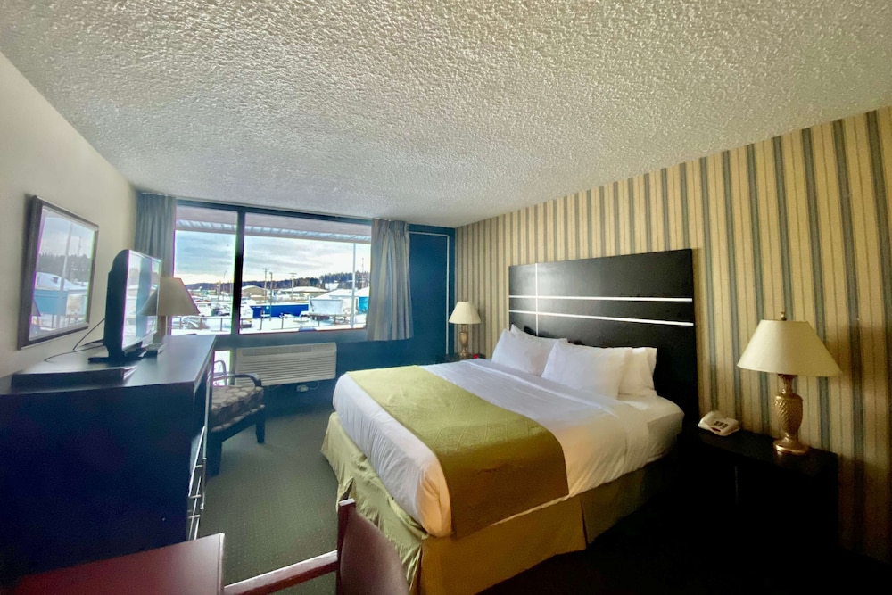 Ramada by Wyndham Whitecourt 15/48