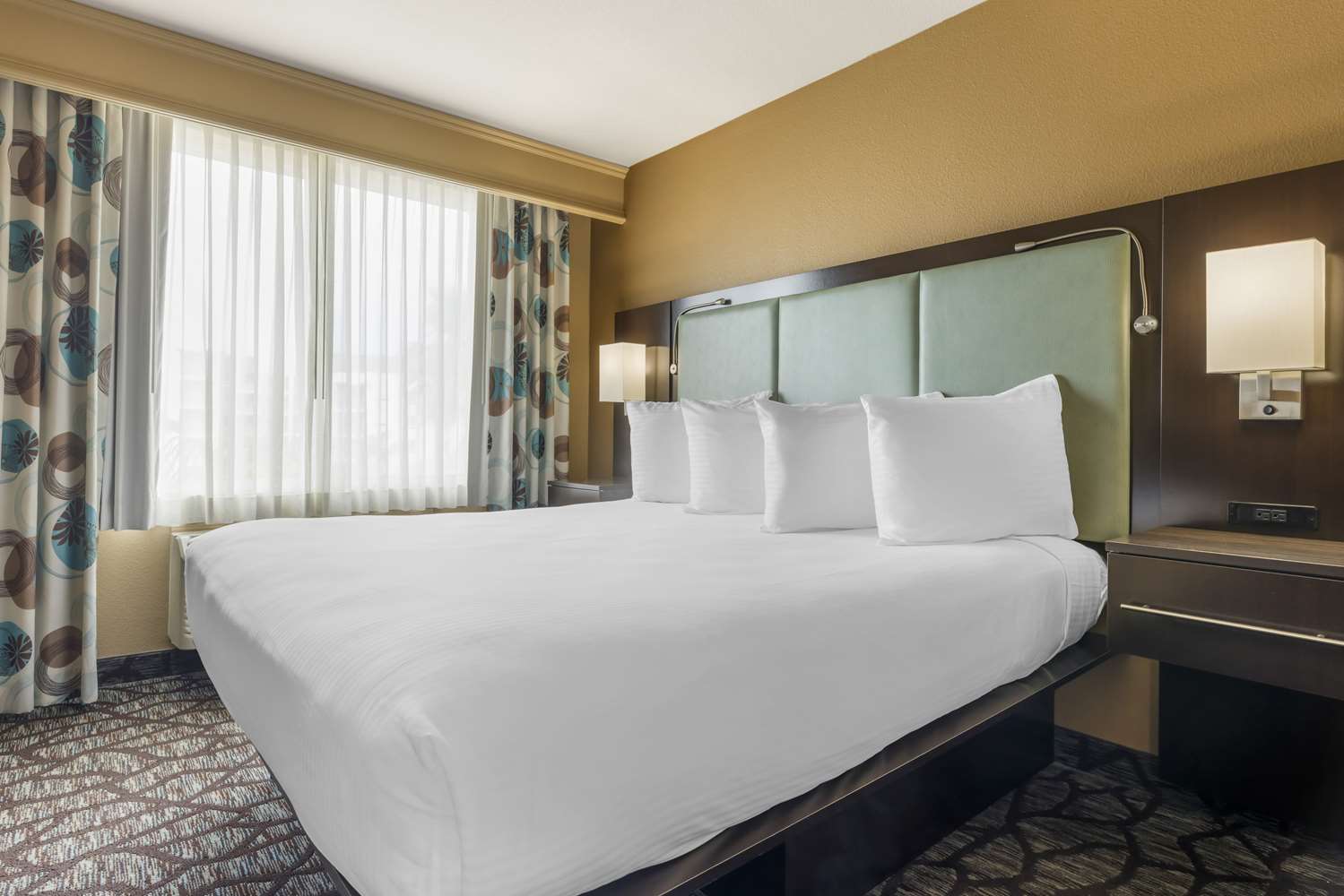 غرفة بسرير كينج بحوض استحمام لذوي الإعاقة، Best Western Plus Oceanside Palms 4/5