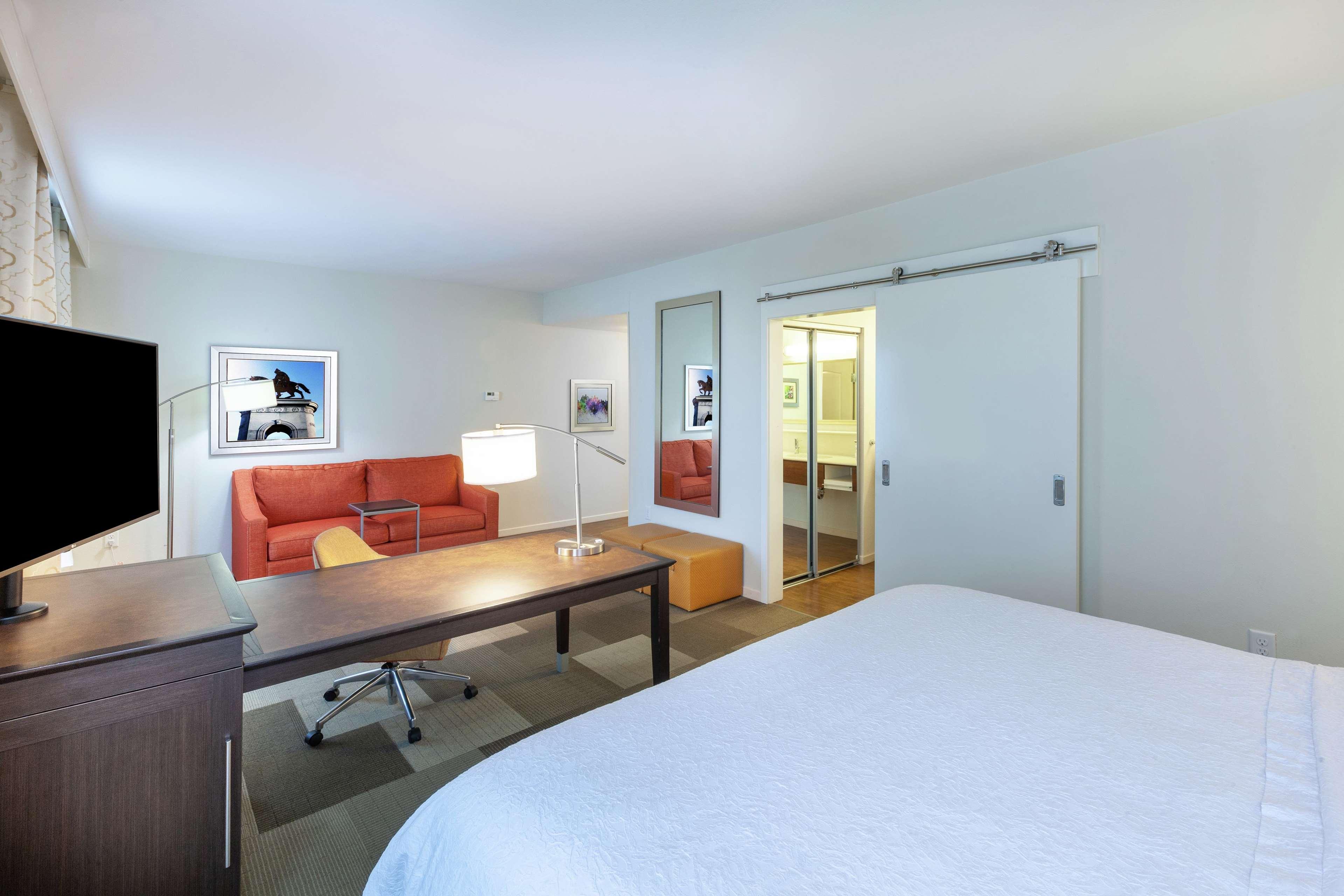 STUDIO, SUITE, KING BED