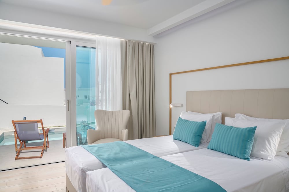Deluxe, Queen Bed, Pool View, Shared Pool