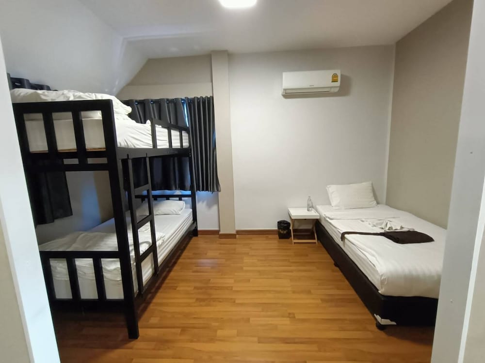 ROOM, QUADRUPLE, SHARED BATHROOM