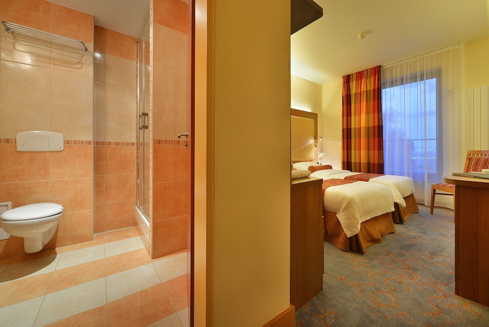 MAXIMILIAN LIFESTYLE RESORT 46/50