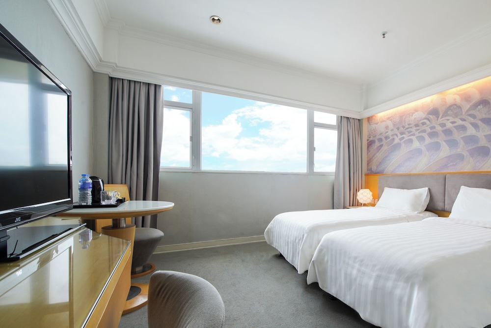 Warwick Hotel Cheung Chau 12/48