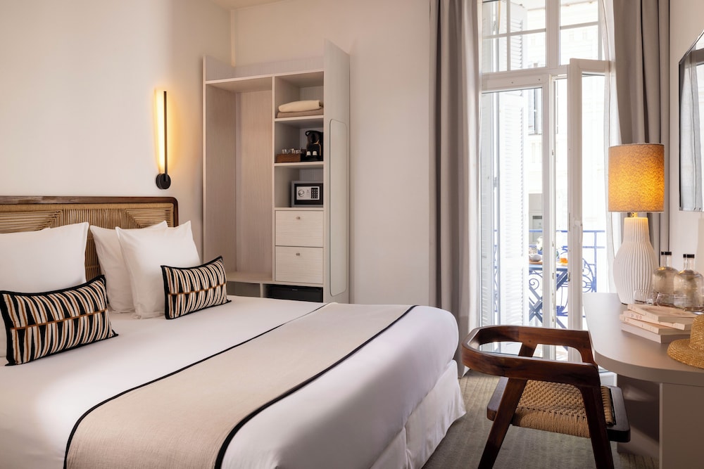 ROOM, DOUBLE BED