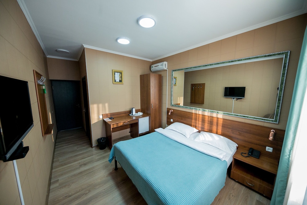 STANDARD, QUEEN BED