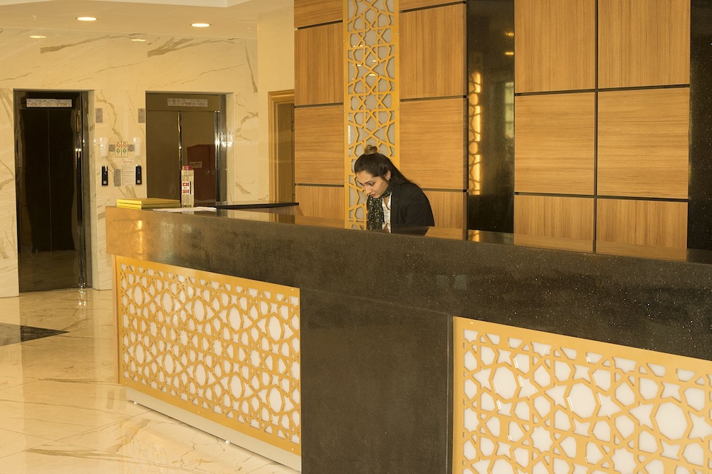 Winter City Hotel 5/35