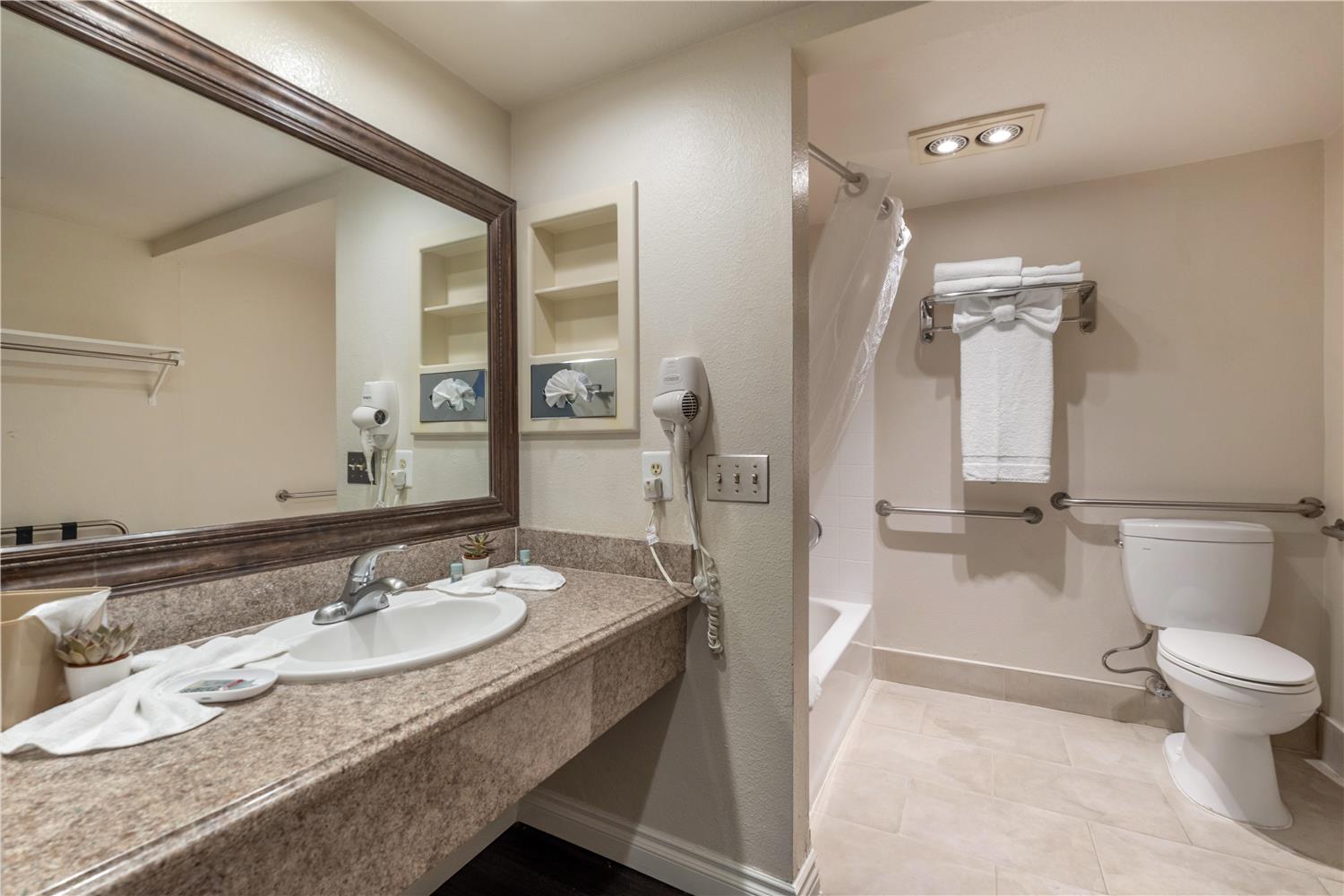 غرفة بسريرين كوين بشرفة بحوض استحمام لذوي الإعاقة، Best Western Westminster Inn 4/4