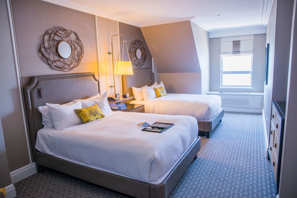 DELUXE, 2 DOUBLE BEDS