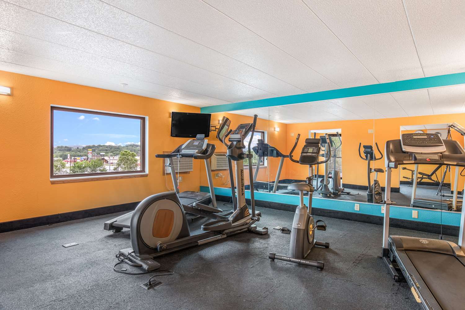 AmericInn & Suites By Wyndham Baraboo Event Center 5/25