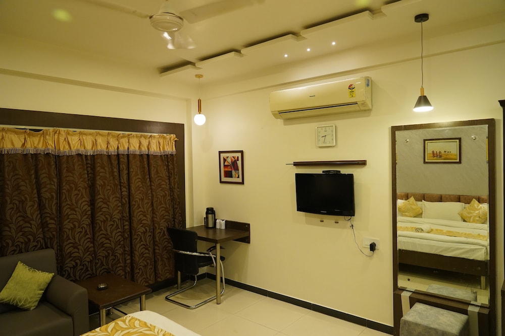 OYO Premium Paldi Cross Road 63/75