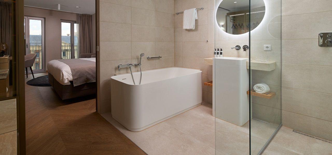 Deluxe, Double Bed, Bathtub