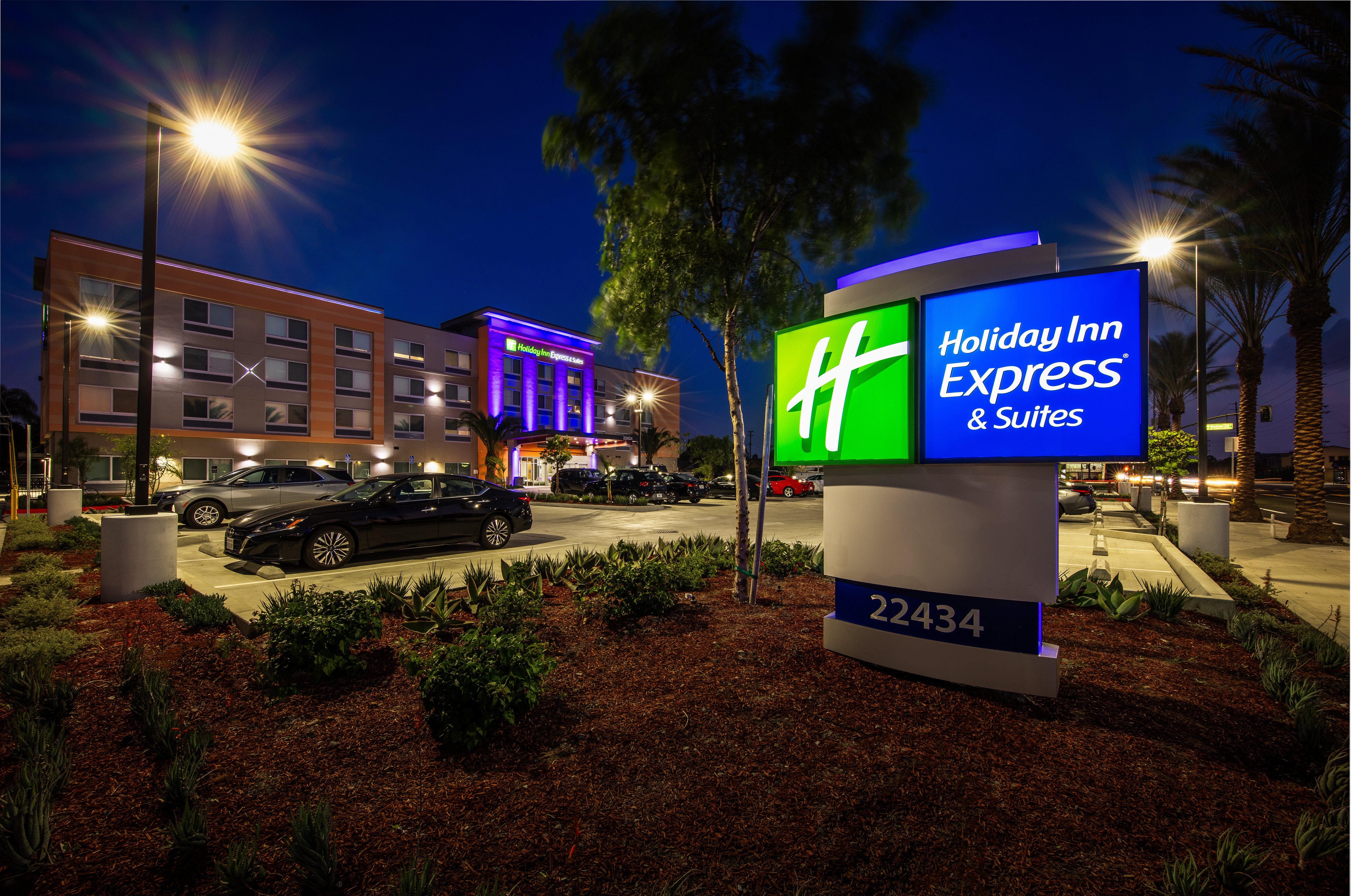 Holiday Inn Express & Suites Hawaiian Gardens 2/38