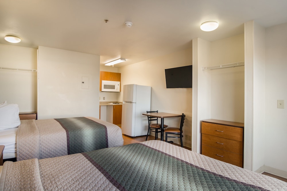 HomeTowne Studios by Red Roof Denver - Airport/Aurora 14/27