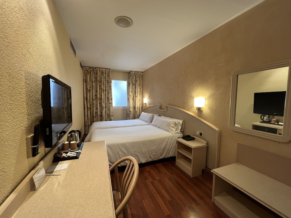 Lleo Hotel 11/40