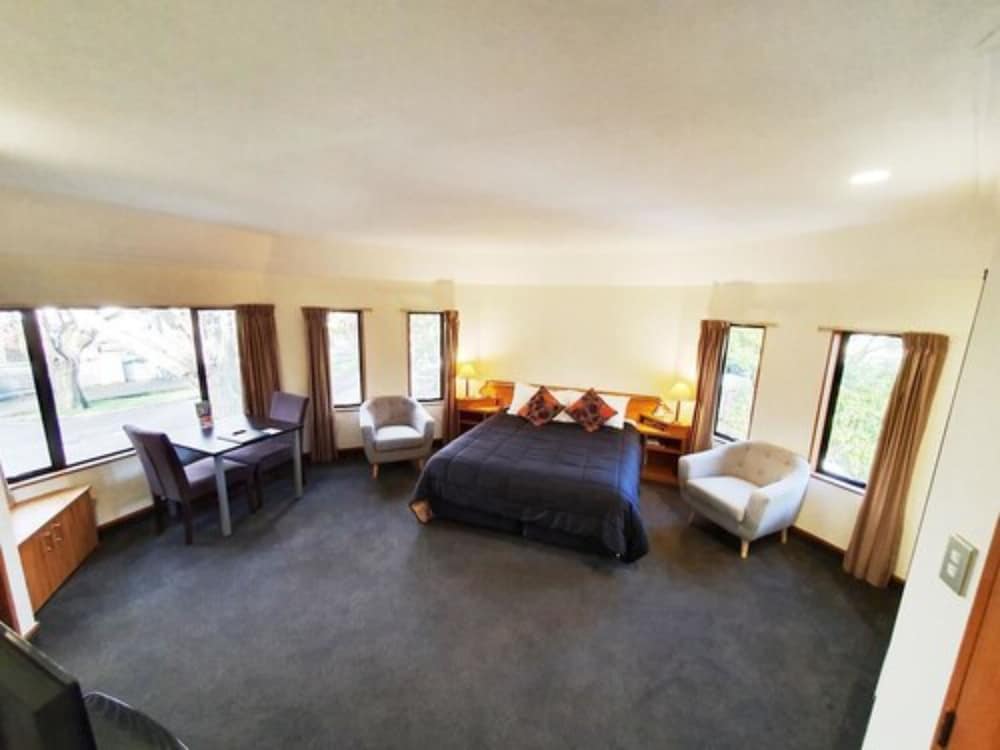 FITZHERBERT CASTLE MOTEL 12/33