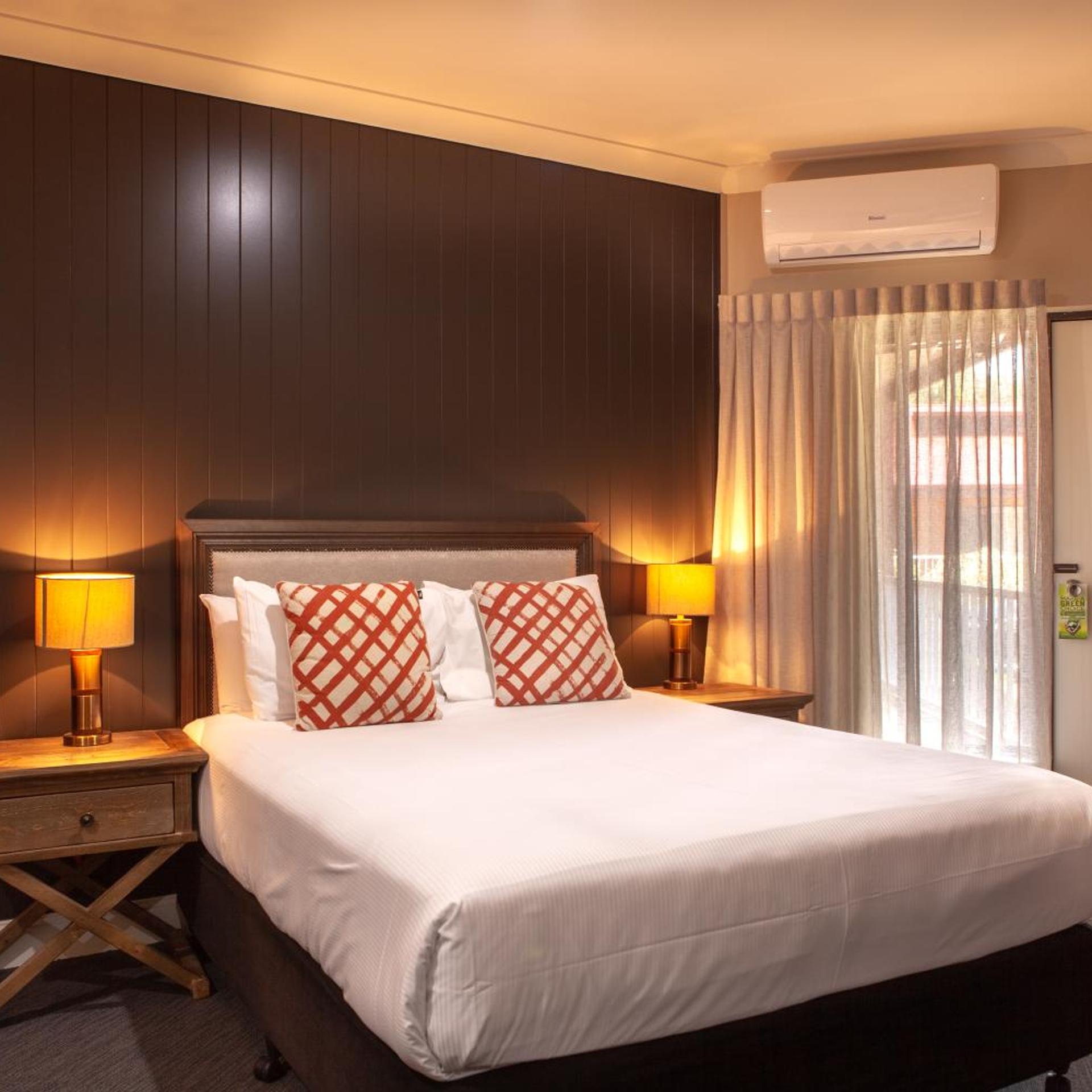 استوديو عائلي، Nightcap At Archer Hotel 3/16