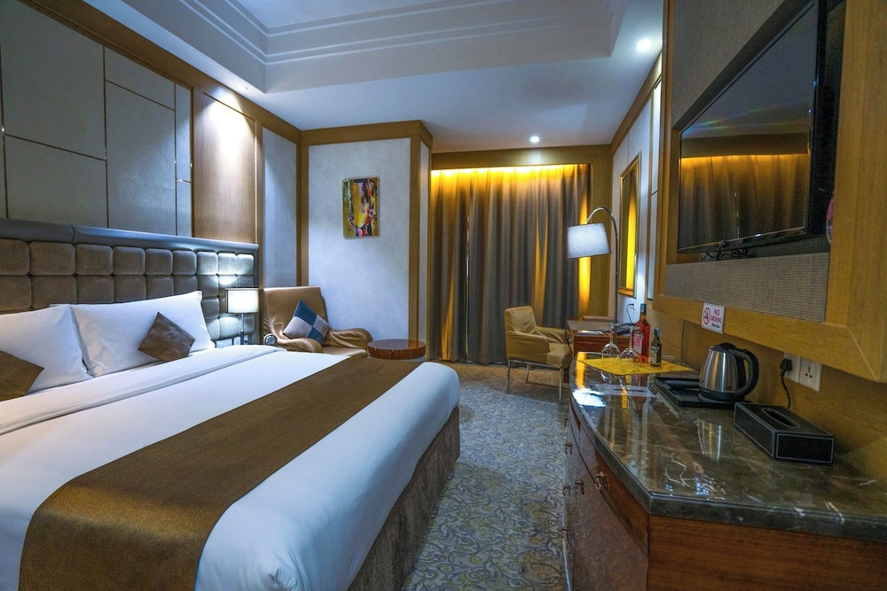Royal Mountain Hotel 12/50