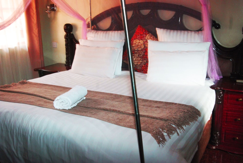 Woodlands Lodge & Tours 12/50