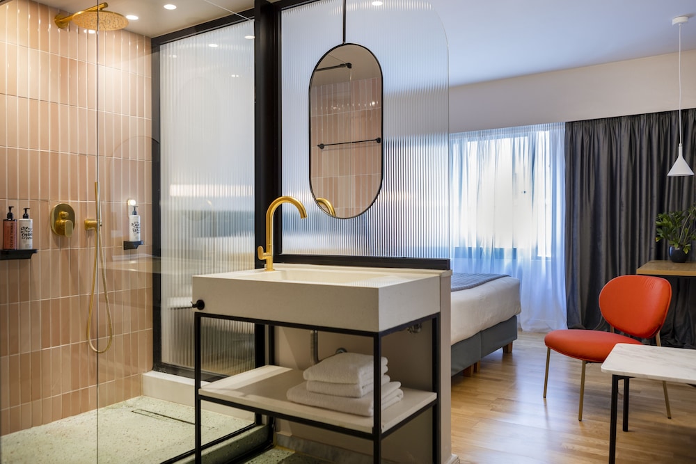 L'Avventura Athens 36/50
