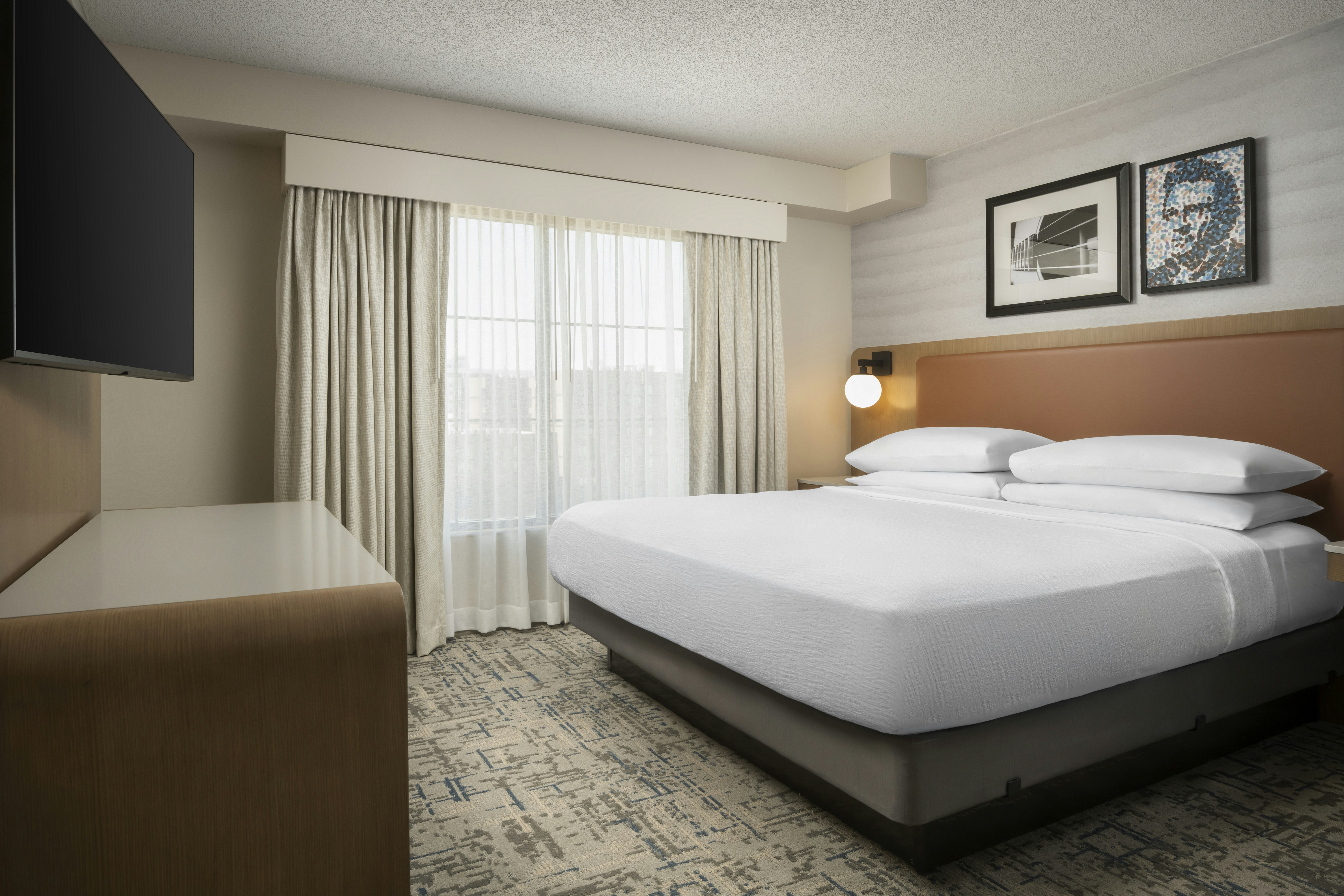 2 Bedrooms, Broadway, Suite, 2 Bathrooms