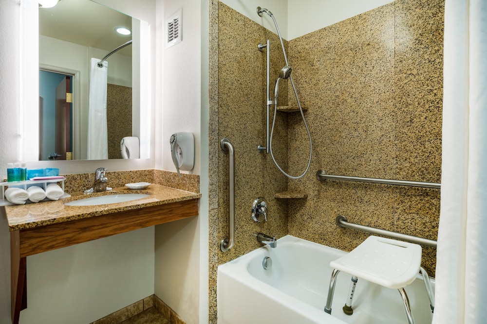 Holiday Inn Express & Suites Rocky Mount/Smith Mtn Lake 22/75