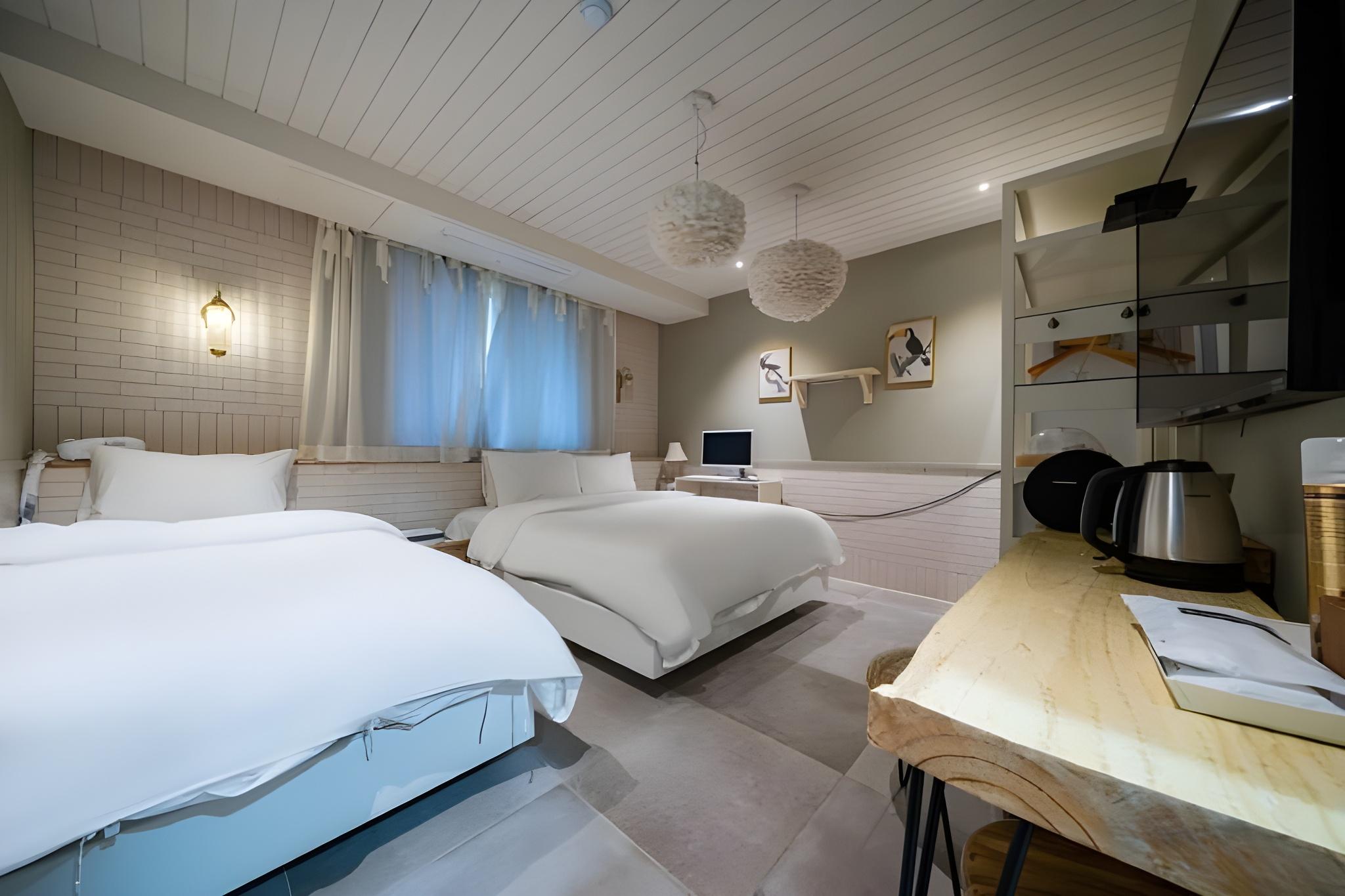 Deluxe, Twin Beds, 1 Double and 1 Single Bed