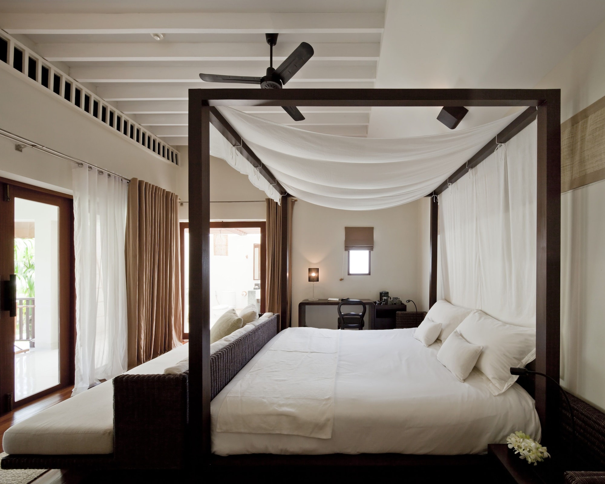 Deluxe, Balcony